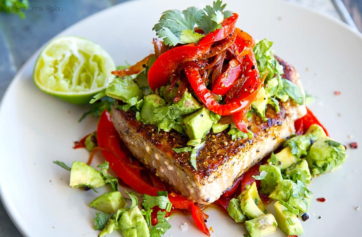 Tunfischsteaks mit mexikanischen Gewürzen, Rote Paprika-Avocado-Salsa