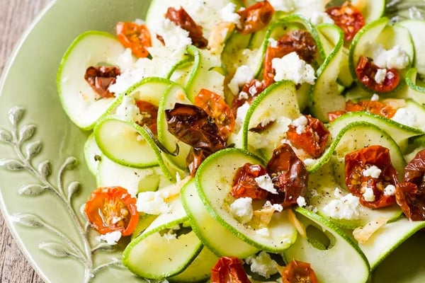 Zucchini pasta with feta and sun-dried tomatoes