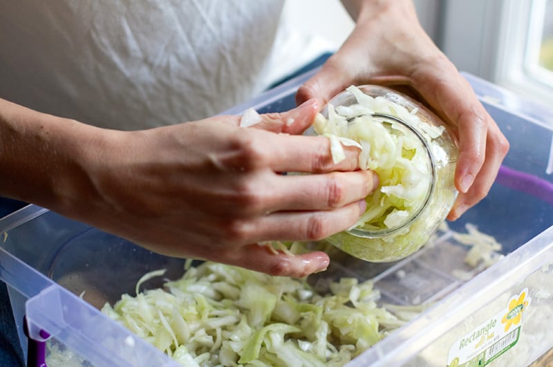 How to make sauerkraut - stuffing cabbage in the jar