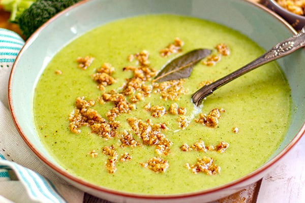 receta saludable de sopa de brócoli (paleo, whole30, vegan)