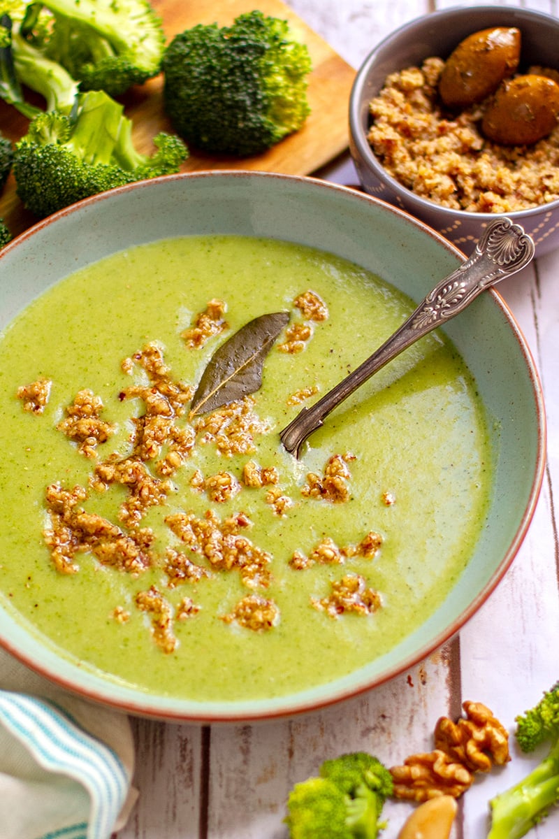 Receta saludable de sopa de brócoli con pesto de nueces y aceitunas (Paleo, Whole30, vegan)