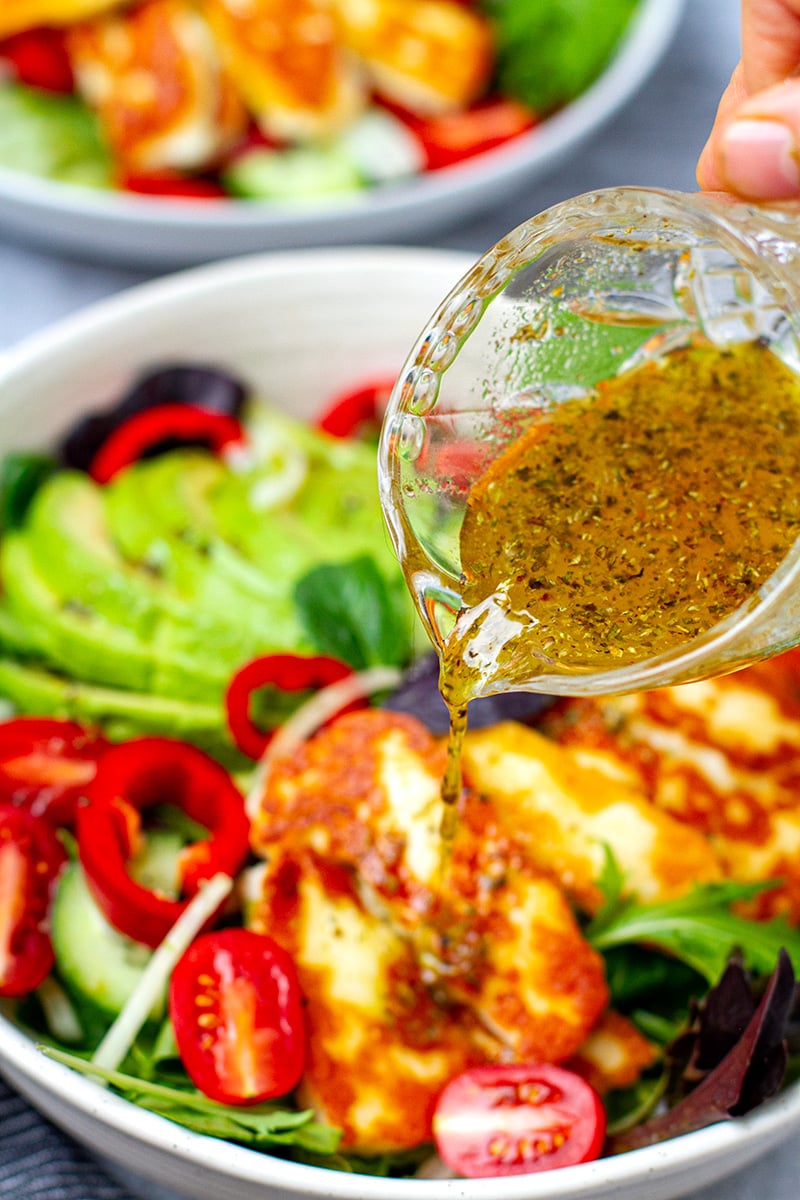 Mediterranes Salatdressing für Halloumi-Salat