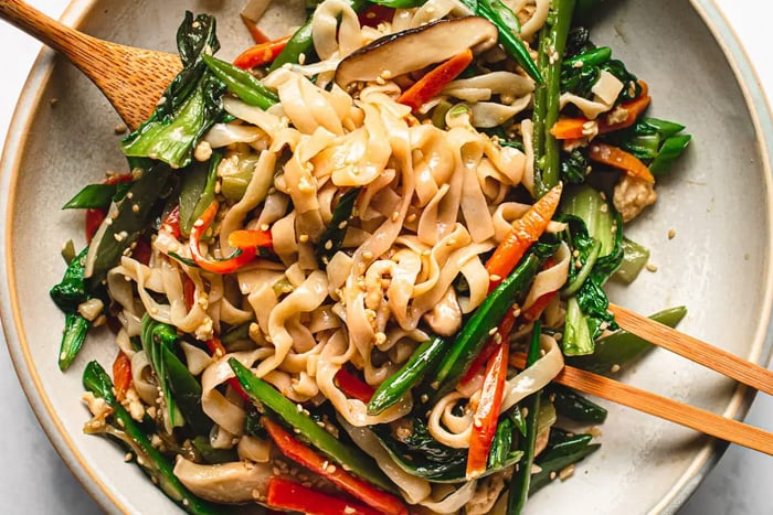 keto low carb lo mein stir fry with vegetables