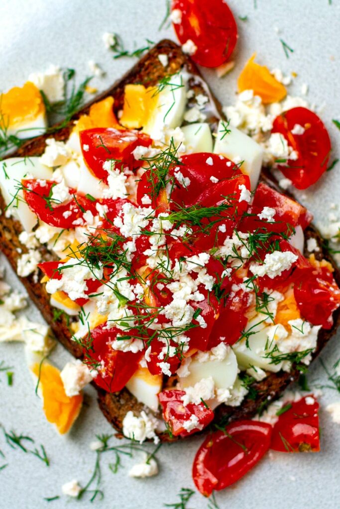 Egg on toast with feta, tomatoes and dill - recipe
