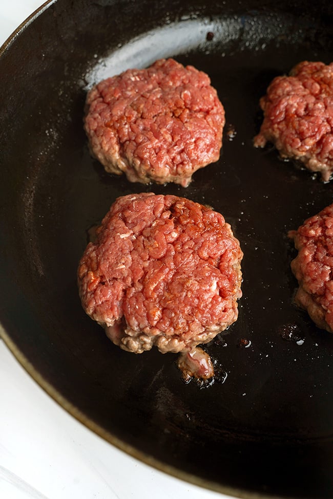 Bir tavada hamburger köftesi nasıl yapılır?