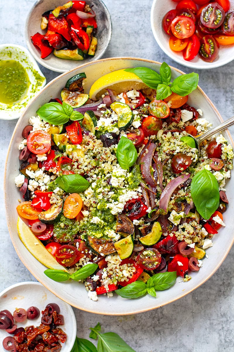 Salade de quinoa méditerranéenne avec vinaigrette au citron et au basilic