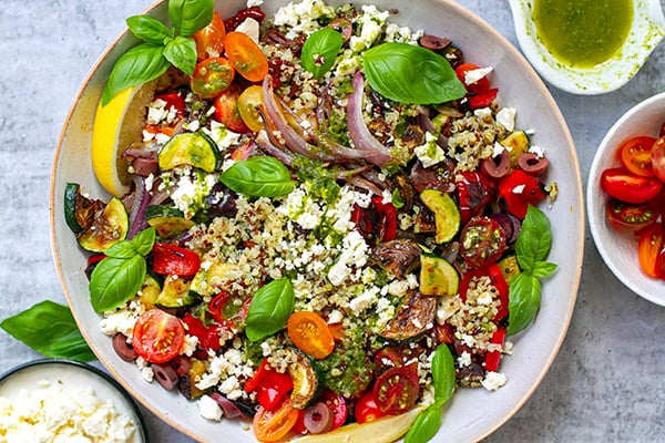 Mediterraner Quinoa-Salat mit Zitronen-Basilikum-Dressing