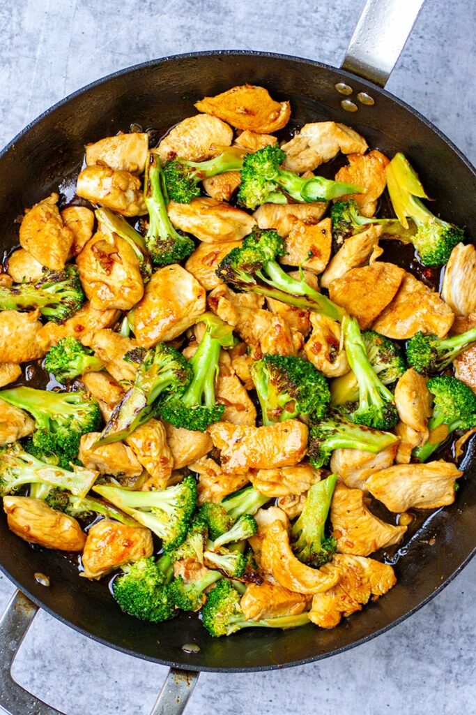 Receta de salteado de pollo con brócoli chino terminado