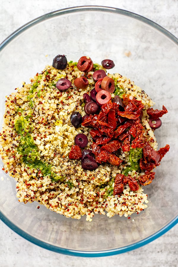 Quinoa gemischt mit Oliven, sonnengetrockneten Tomaten und etwas Dressing