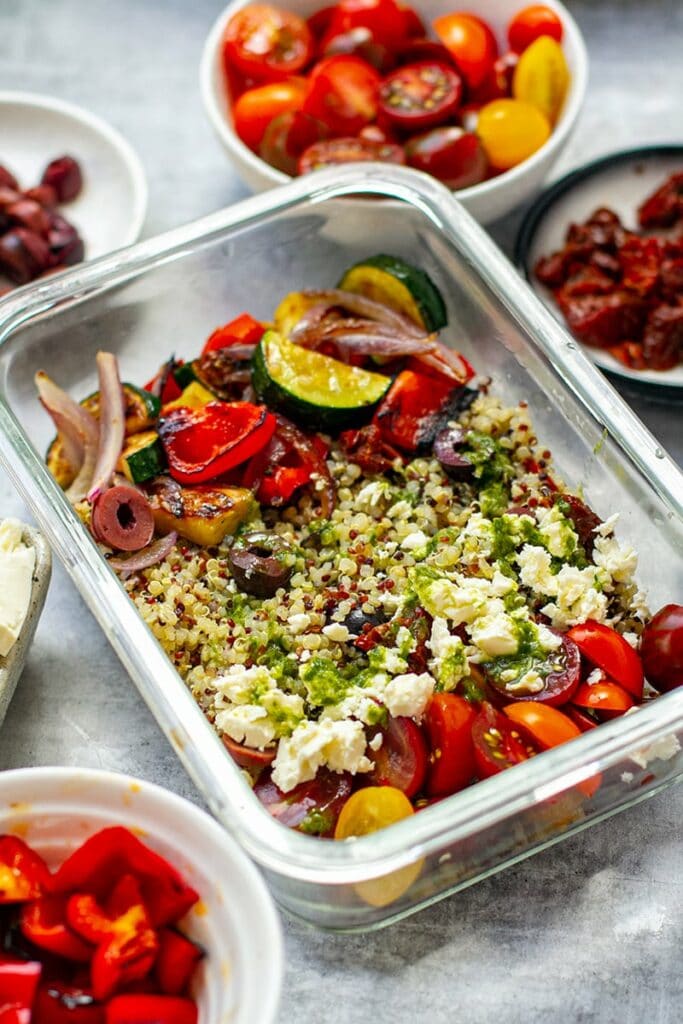 Ensalada Griega de Quinua (Preparación de Comida o Servicio Inmediato)