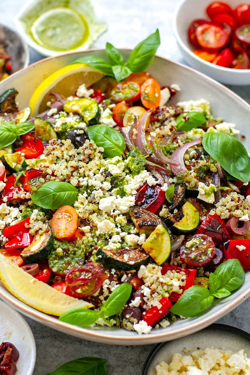 Ensalada griega de quinua con verduras asadas y vinagreta de limón y albahaca