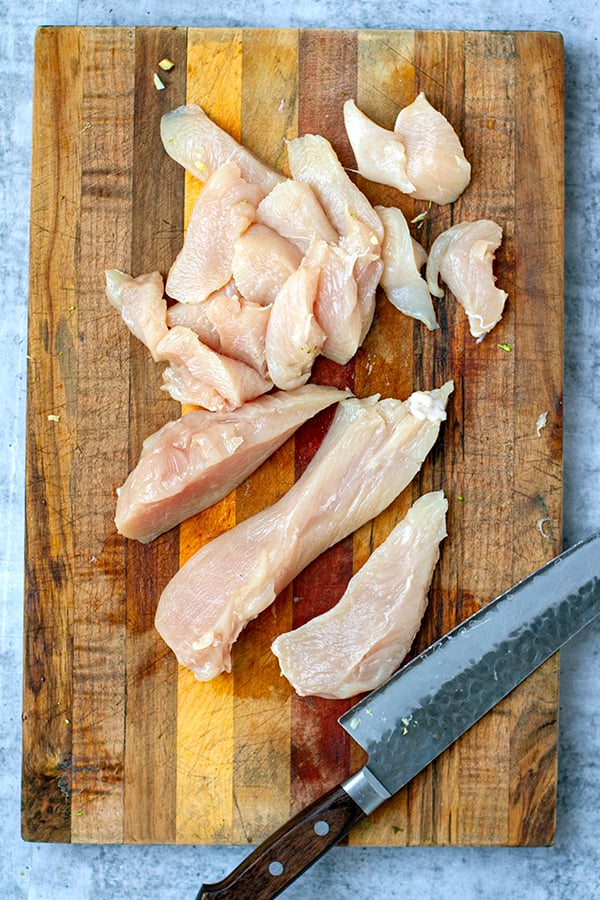 Cortar la pechuga de pollo en trozos del tamaño de un bocado