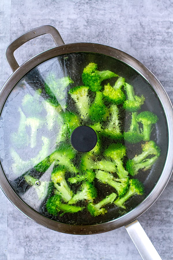 Freír el brócoli debajo de la tapa primero