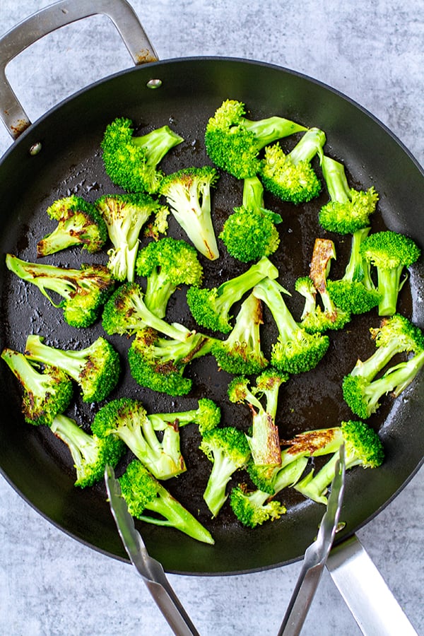 skuqni brokolin në një tigan pa kapak