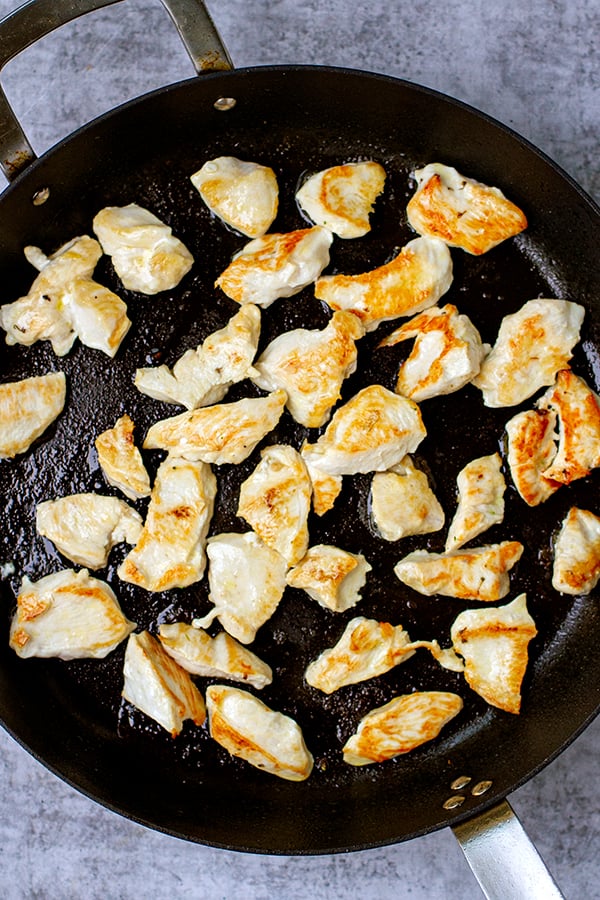 Freír las pechugas de pollo en una sartén
