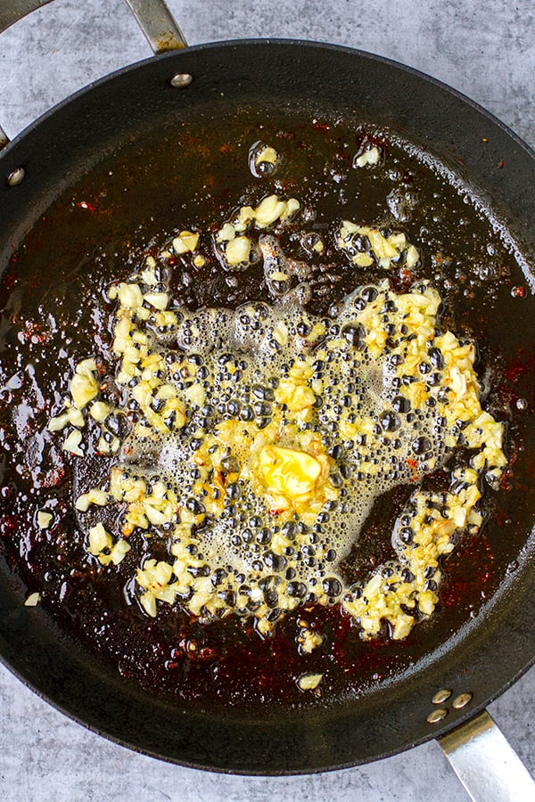 Saltee el jengibre y el ajo en una sartén con mantequilla y aceite de oliva.