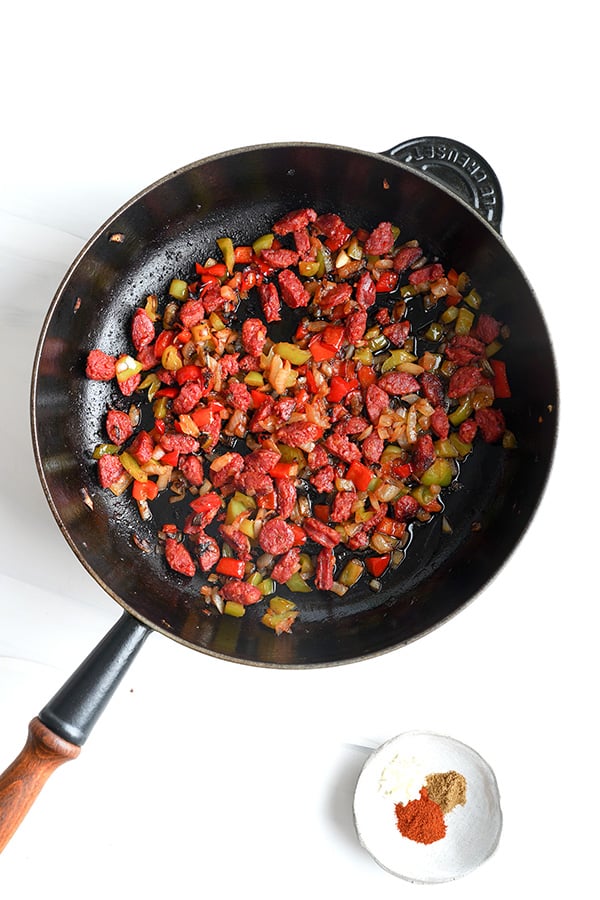 Comment faire du chorizo ​​​​et des œufs - Frire du chorizo, des poivrons et des oignons avec de l'ail et des épices