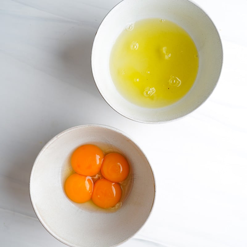 Separe las yemas de los huevos de las claras