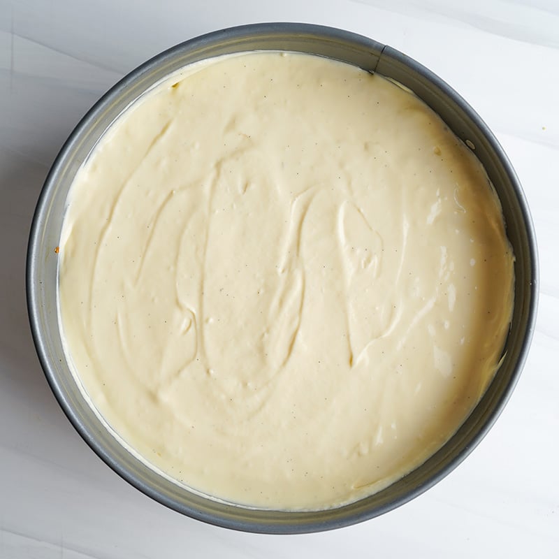 Relleno de queso crema en un molde para pasteles