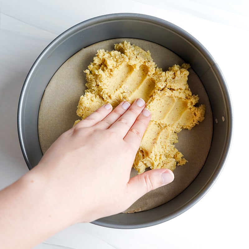 Pulse la corteza del pastel de queso en una sartén
