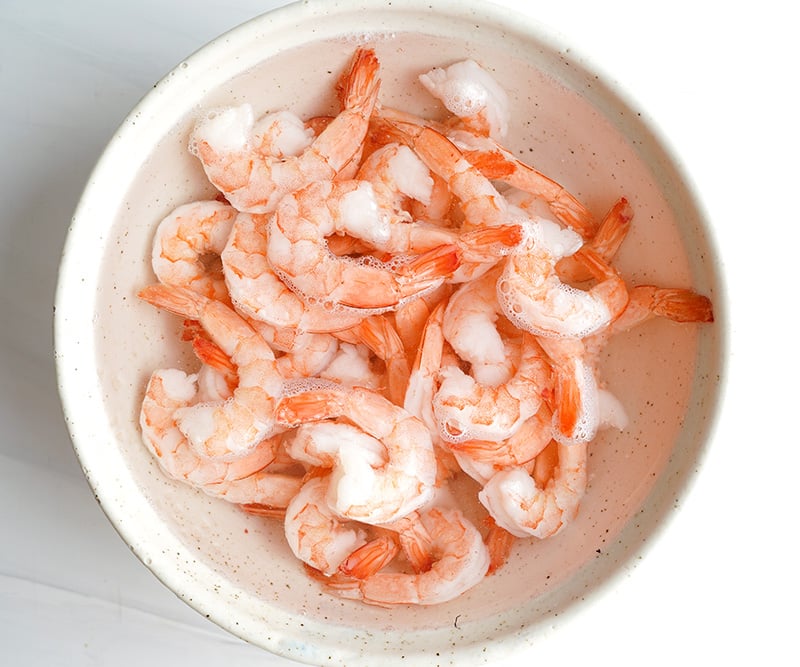 Step 1 Defrost the shrimp in lukewarm water