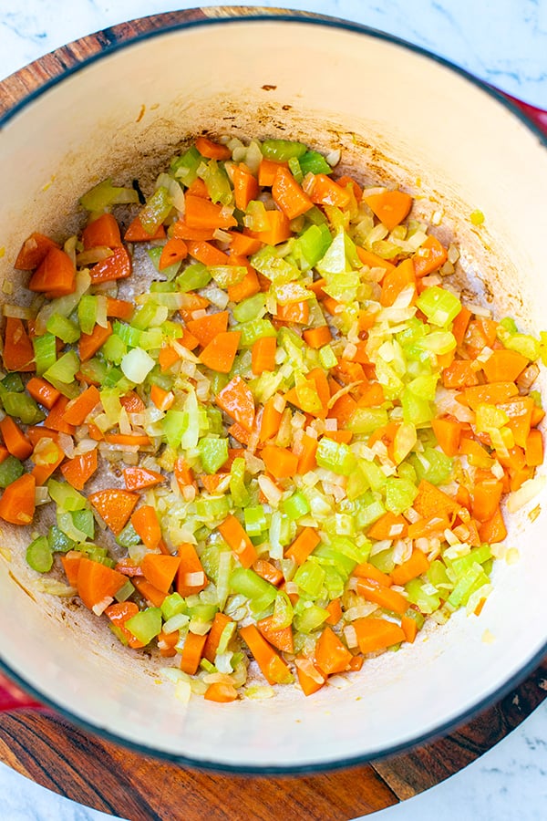 Saltee las verduras para la sopa de pollo.