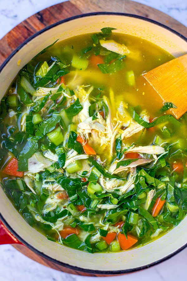 Cocine las verduras de pollo en la sopa durante 5 minutos.